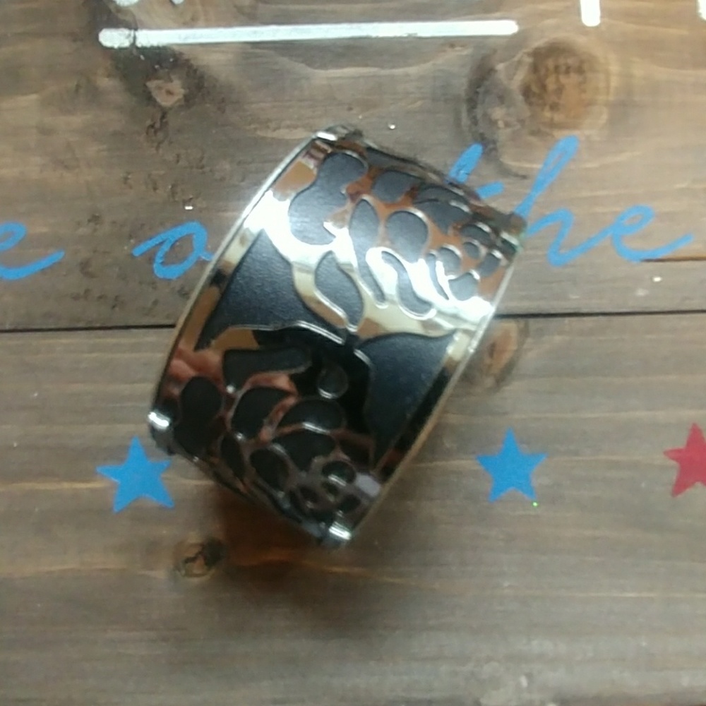 Claire's Cuff Black With Flowers